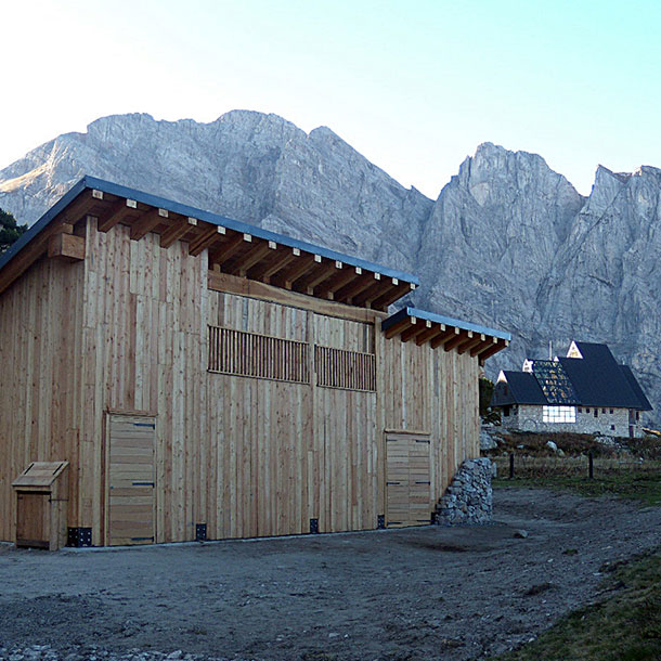 FABBRICATO IN LEGNO AD USO STALLA E DEPOSITO – CHIUSA DI PESIO – PRESSO RIFUGIO GARELLI (CN)